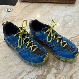 Adidas blue and lime green ortholite insole. Kanadia tr5. Men’s Size 7.